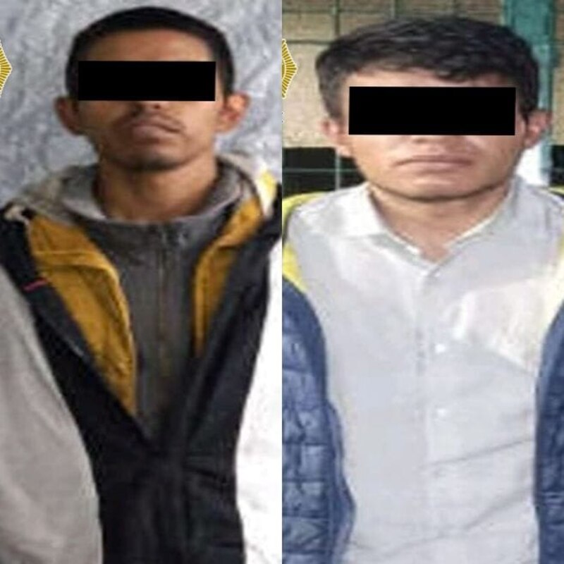Dos hombres sonríen para una foto.