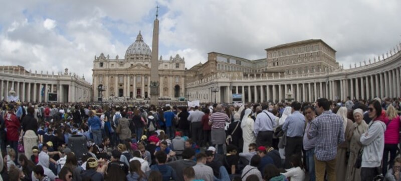 Multitud de personas en la Plaza de San Pedro en Roma