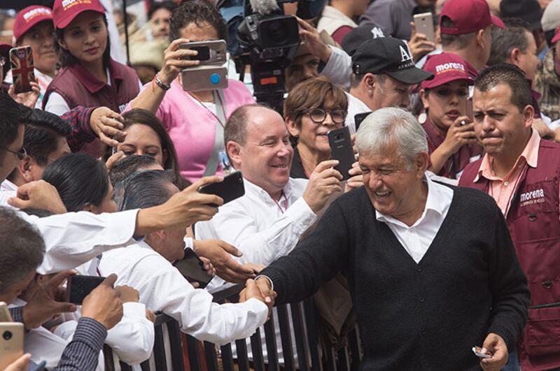 El presidente López Obrador saluda a sus seguidores