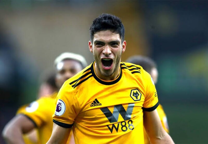 Raúl Jiménez celebra un gol con los Wolves