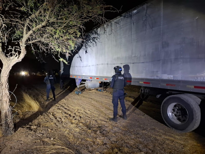 Autoridades aseguran vehículos y mercancía tras la detención de una célula criminal dedicada al robo de autotransporte en Guanajuato.