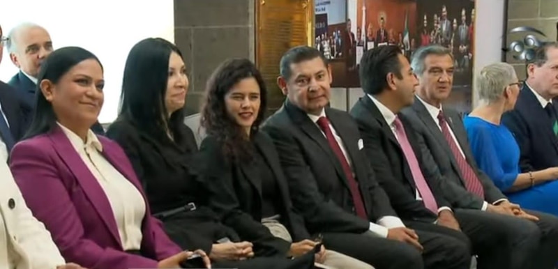 Políticos mexicanos sonríen durante un evento.