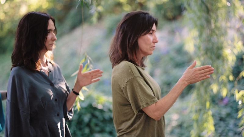 Dos mujeres en un jardín