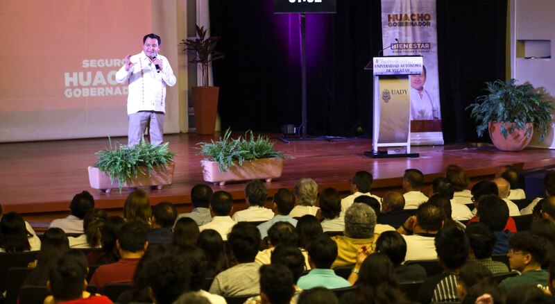 El gobernador de Yucatán, Mauricio Vila Dosal, pronuncia un discurso ante un auditorio.