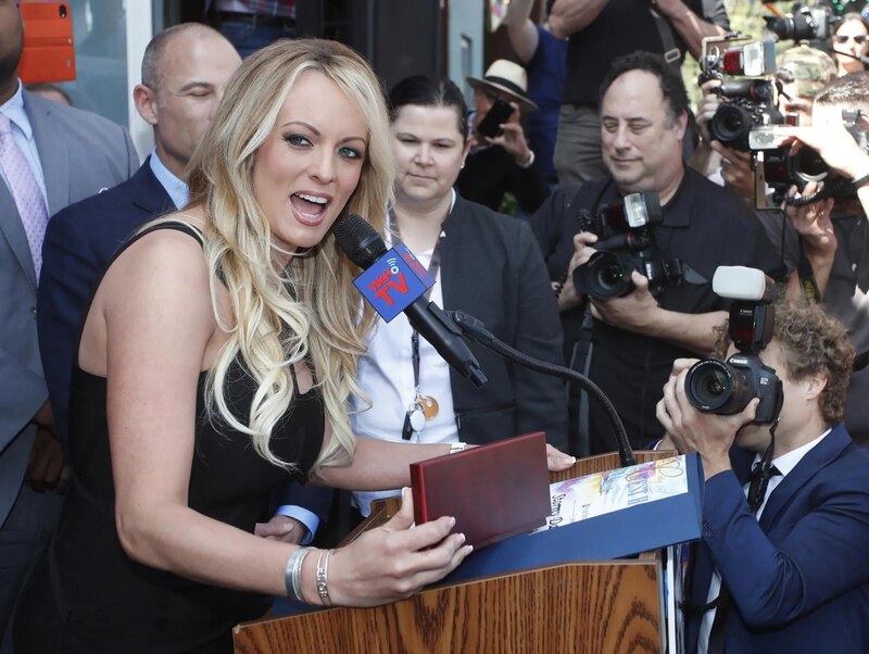 La actriz Stormy Daniels habla en una conferencia de prensa.