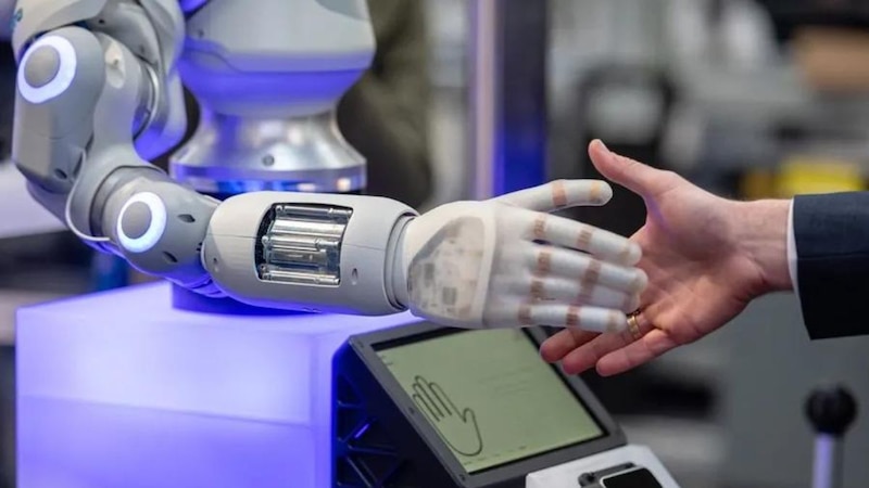 Un robot estrechando la mano a un humano