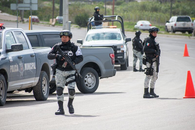 Policías mexicanos en una patrulla