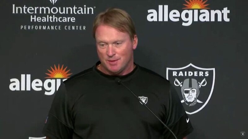 Josh McDaniels, entrenador en jefe de los Raiders, habla con los periodistas