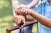 El 40% de quienes cuidan a sus familiares enferman de forma crónica, según sondeo italiano
