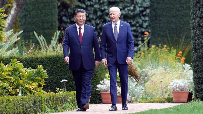 Xi Jinping y Joe Biden caminan juntos en los jardines de la Casa Blanca