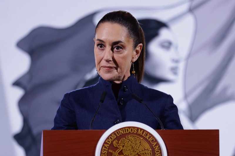 La presidenta de México, Claudia Sheinbaum, habla durante una rueda de prensa este viernes, en el Palacio Nacional de Ciudad de México