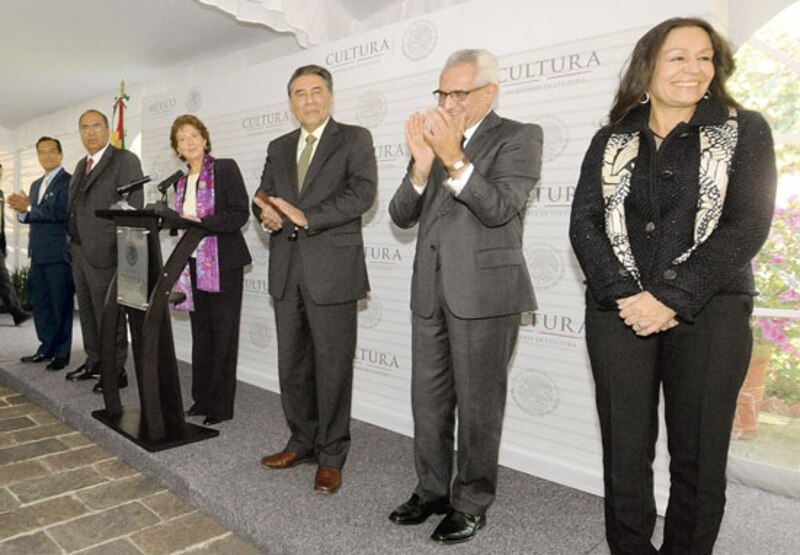 Entrega de reconocimientos a personalidades de la cultura