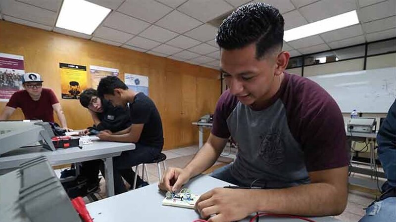 Estudiantes trabajando en un proyecto de electrónica