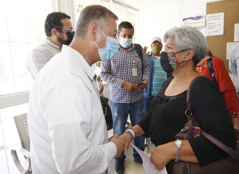 El presidente municipal dialoga con una ciudadana.