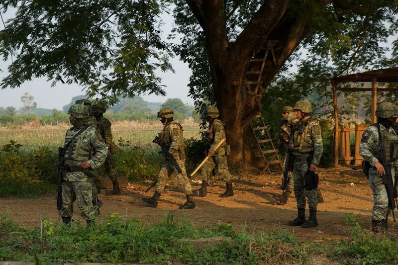 Militares patrullando una zona rural