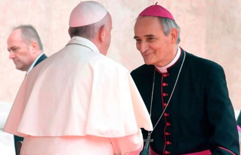 El Papa Francisco saluda al Arzobispo de Santiago, Ricardo Ezzati