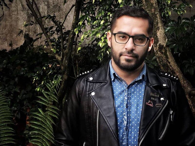 Un retrato de un hombre con barba y gafas