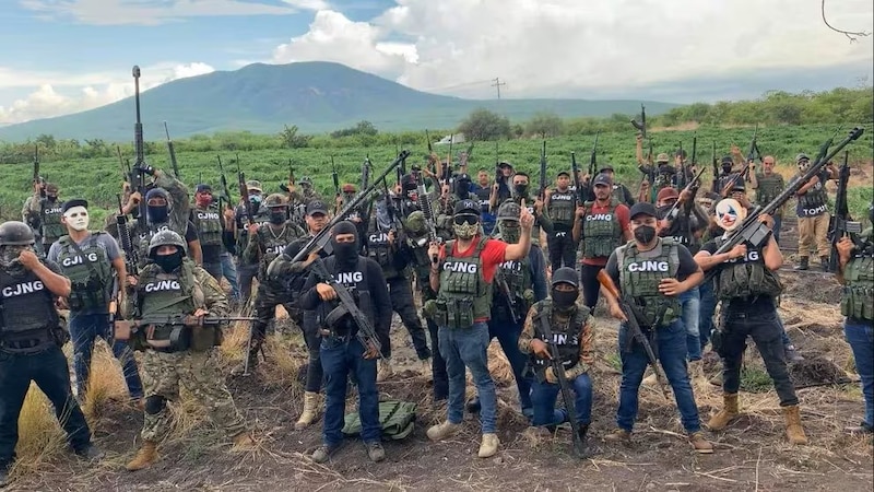 Sicarios del CJNG fuertemente armados en Michoacán