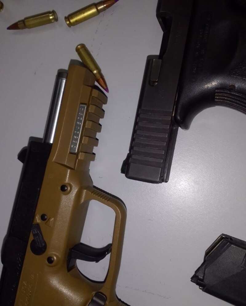 Dos pistolas y balas