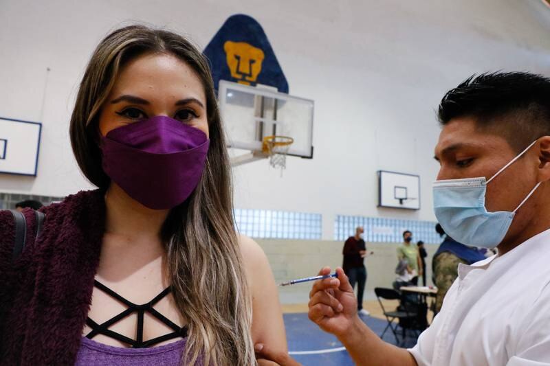 Mujer recibe la vacuna COVID-19