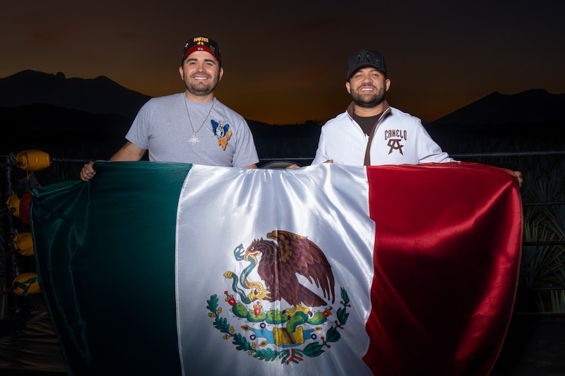 El empresario Jorge Castro sosteniendo una bandera de México