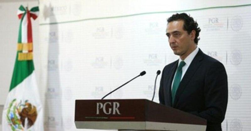 El procurador general de la República, Raúl Cervantes, ofrece una conferencia de prensa.