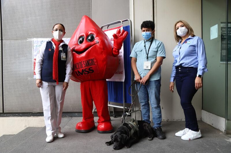 Personal de salud con mascota en el exterior de un hospital