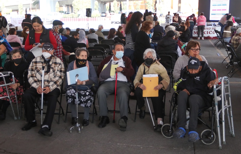 Ancianos en sillas de ruedas esperan su turno para ser vacunados contra el COVID-19.