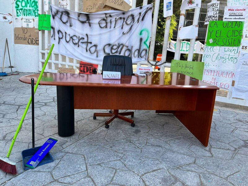 Protesta en el CIDE por despido de profesores