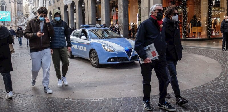 La policía italiana detiene a un hombre en una calle concurrida