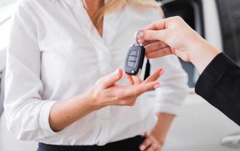 Entrega de llaves de un coche nuevo