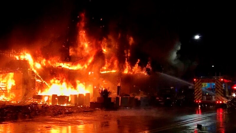 Bomberos combaten incendio en una fábrica