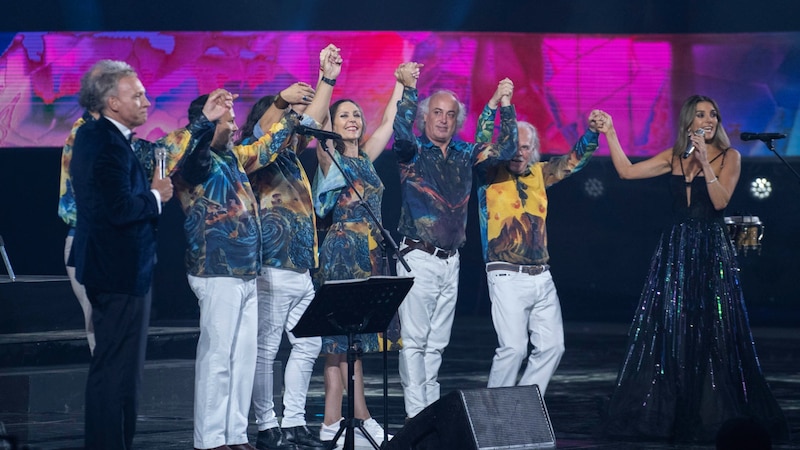 Los cantantes Isabel Pantoja, Raphael, David Bisbal, Pablo López y Alejandro Sanz, junto a Manuel Carrasco, actúan en el concierto homenaje a José Luis Perales.