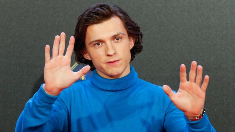 Tom Holland, el actor de Spider-Man, saluda a sus fans