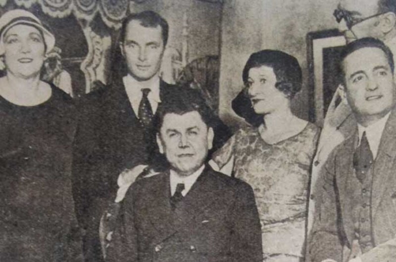 El presidente de la República, Plutarco Elías Calles, acompañado de su esposa, Natalia Chacón, y otras personalidades, en una recepción oficial.