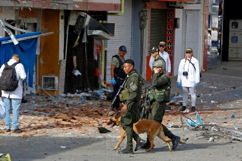 Atentado en Bogotá deja varios heridos
Explosión en Bogotá deja daños materiales
Policía investiga explosión en Bogotá
Atentado en Bogotá: autoridades buscan a los responsables
Explosión en Bogotá: un perro policía ayuda en la búsqueda de pruebas