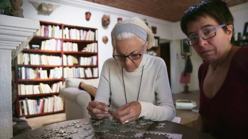 Dos mujeres armando un rompecabezas