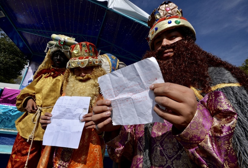 Los Reyes Magos leyendo las cartas de los niños