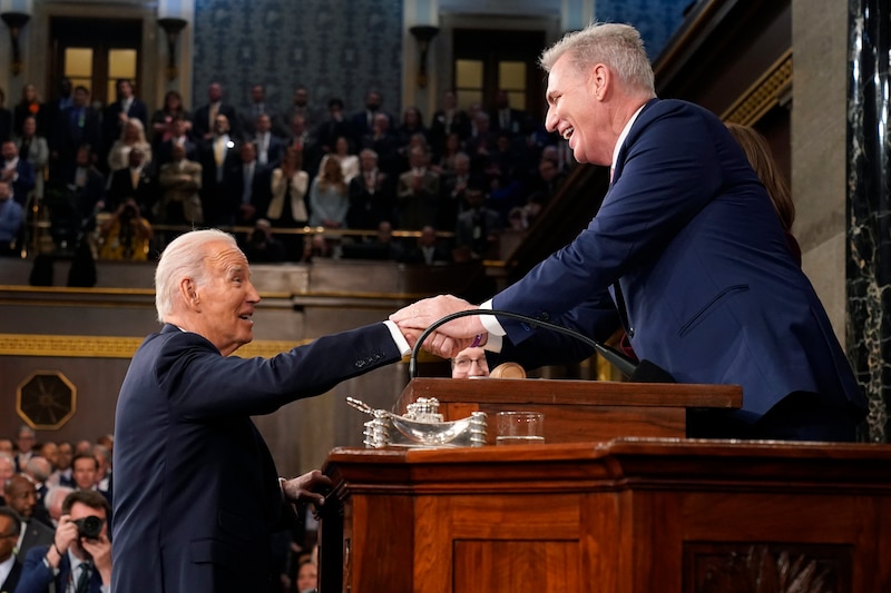 Estados Unidos: El presidente Joe Biden estrecha la mano del presidente de la Cámara de Representantes, Kevin McCarthy, después de su discurso sobre el Estado de la Unión ante una sesión conjunta del Congreso en el Capitolio, en Washington, D.C., el martes 7 de febrero de 2023. (AP Foto/J. Scott Applewhite)