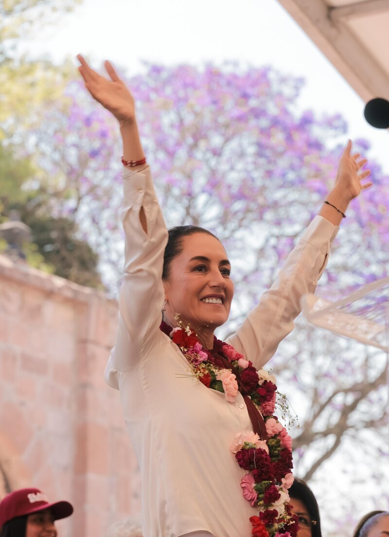 La candidata a la presidencia, María Eugenia Campos, celebra su victoria en las elecciones.