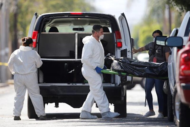 Levantamiento de un cuerpo en una calle de la ciudad