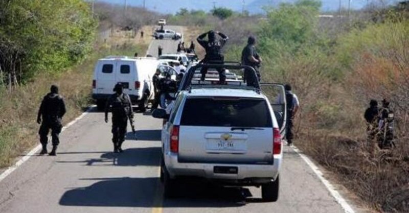 Operativo policial en una carretera rural