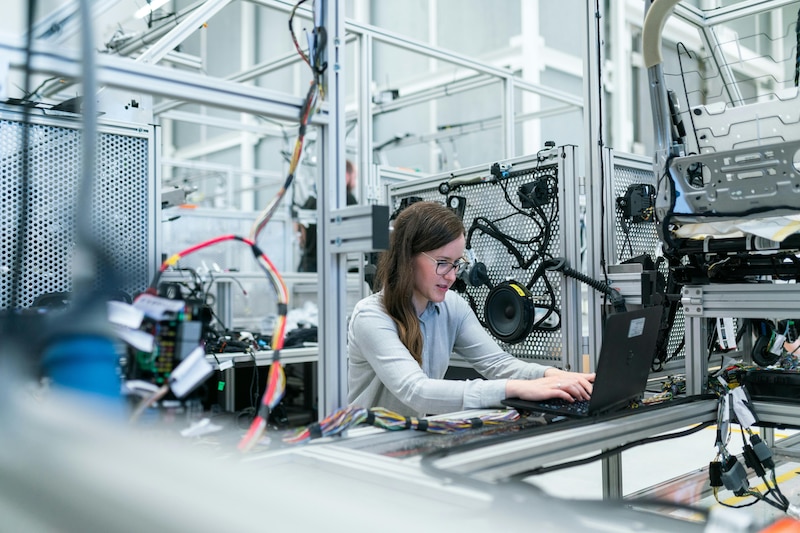 Mujer trabajando en su oficina