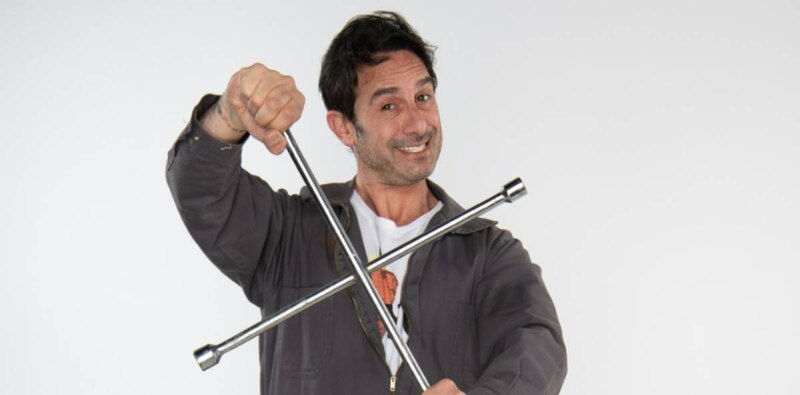 Mecánico con llave de cruz