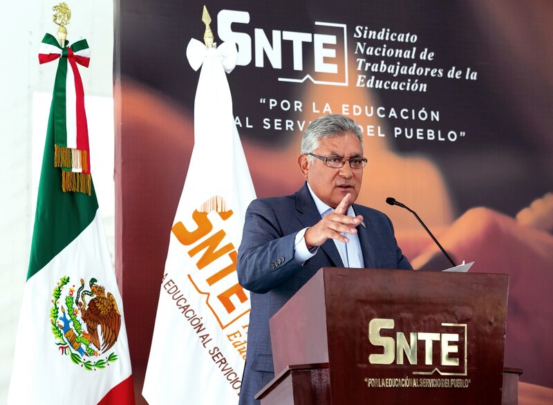 El líder del SNTE, Juan Díaz de la Torre, habla en un evento público.