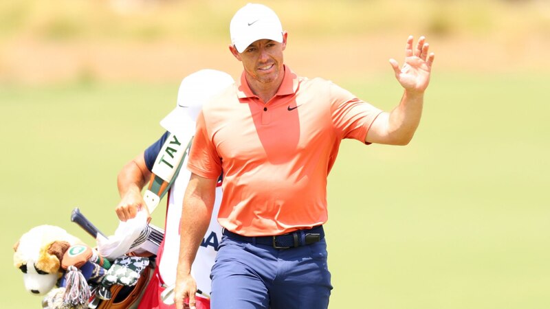 Rory McIlroy saluda a los espectadores en el green del 18 durante la tercera ronda del Campeonato de la PGA.