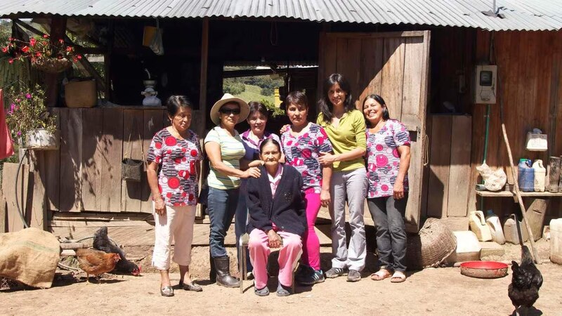 Mujeres indígenas en una comunidad rural