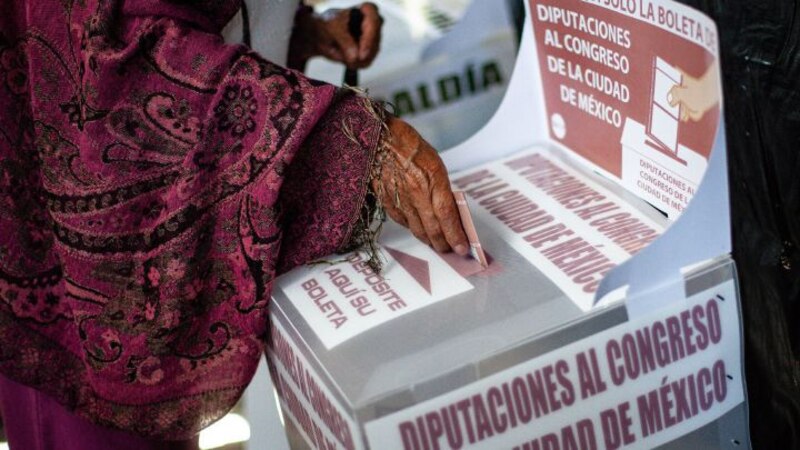 Mujer deposita su voto en una urna durante las elecciones en México