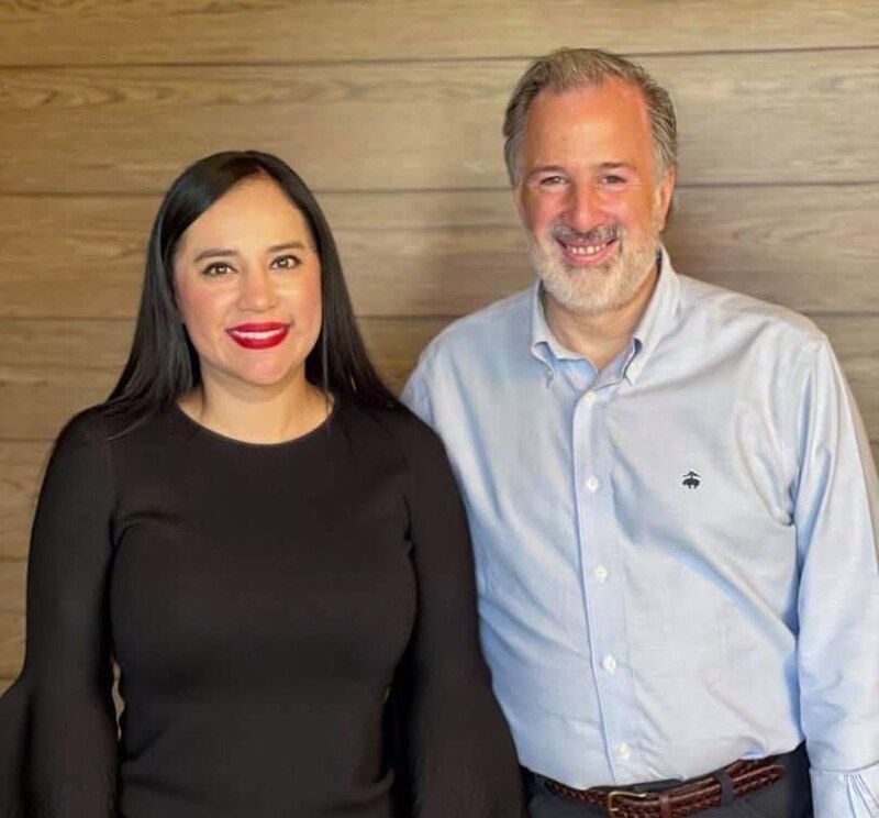 Imagen de dos personas sonrientes