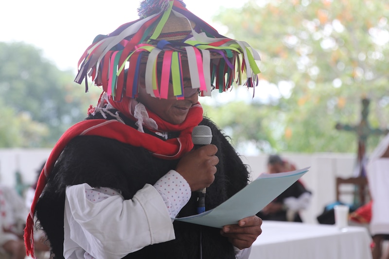 Vocero indígena de Las Abejas de Acteal lee comunicado en acto público en Chiapas